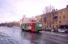 Трамвай типа Т-3 с бортовым номером 090 следует по 16 маршруту