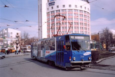 Трамвай типа Т-3М с бортовым номером 366 следует по 20 маршруту