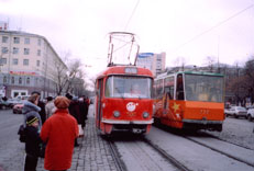 На остановке "Площадь 1905 года" трамвай типа Т-3 № 500 (маршрут А) 