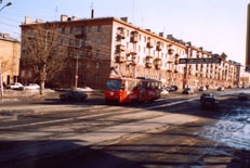 Трамвай Т-3М № 728 32 маршрута следует по ул. Московской