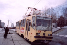 Трамвай "СПЕКТР" (инв. № 806) в рекламной раскраске на ост."Юго-западная" 