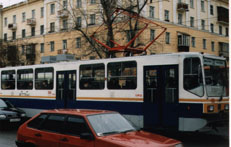 Трамвай "СПЕКТР" (инв. № 810) на перекрёстке улиц Ленина-Гагарина