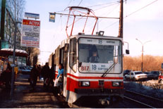 Трамвай СПЕКТР № 817 на остновке **ВИЗ-бульвар**