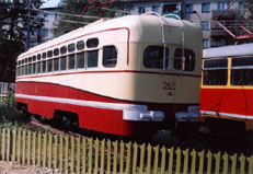 Ретро-трамвай МТВ-82. Вид сзади. Лето 2003.